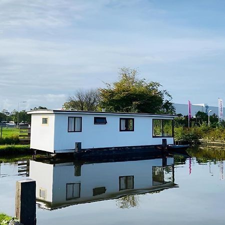 Woonboot In Sumar Gelegen Tussen Leeuwarden En Drachten Suameer Luaran gambar