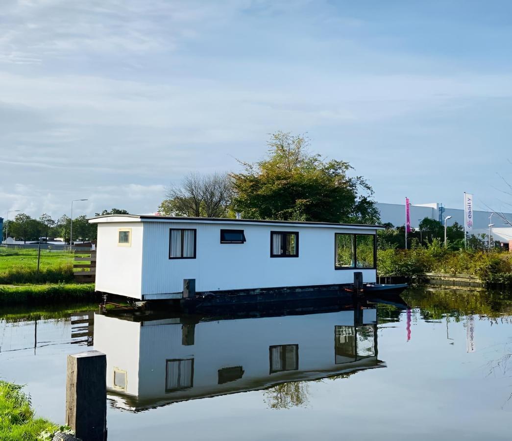 Woonboot In Sumar Gelegen Tussen Leeuwarden En Drachten Suameer Luaran gambar