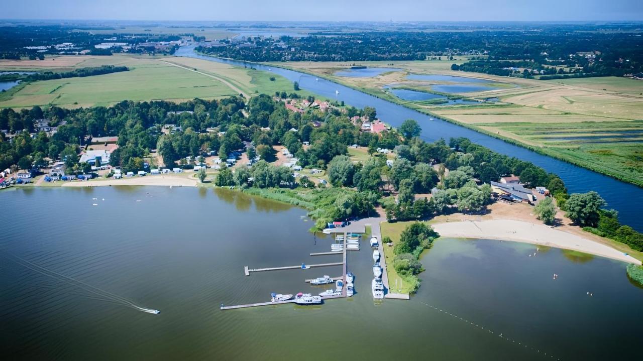 Woonboot In Sumar Gelegen Tussen Leeuwarden En Drachten Suameer Luaran gambar