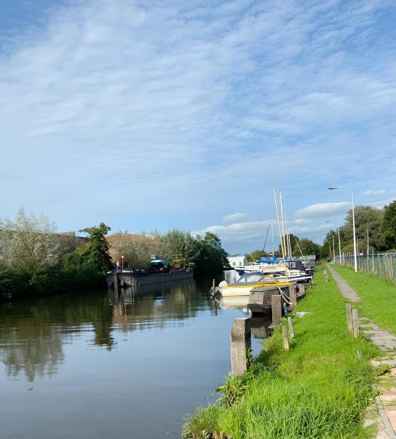 Woonboot In Sumar Gelegen Tussen Leeuwarden En Drachten Suameer Luaran gambar