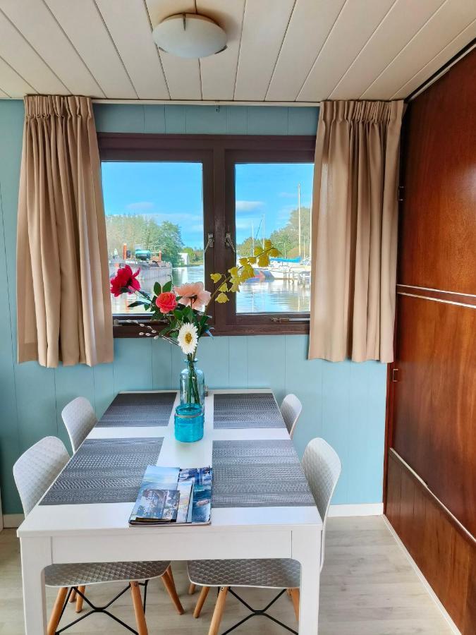 Woonboot In Sumar Gelegen Tussen Leeuwarden En Drachten Suameer Luaran gambar